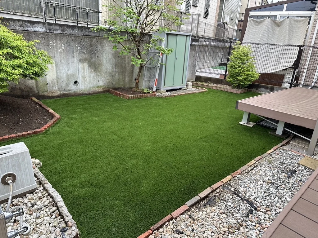 荒れた庭を人工芝に After