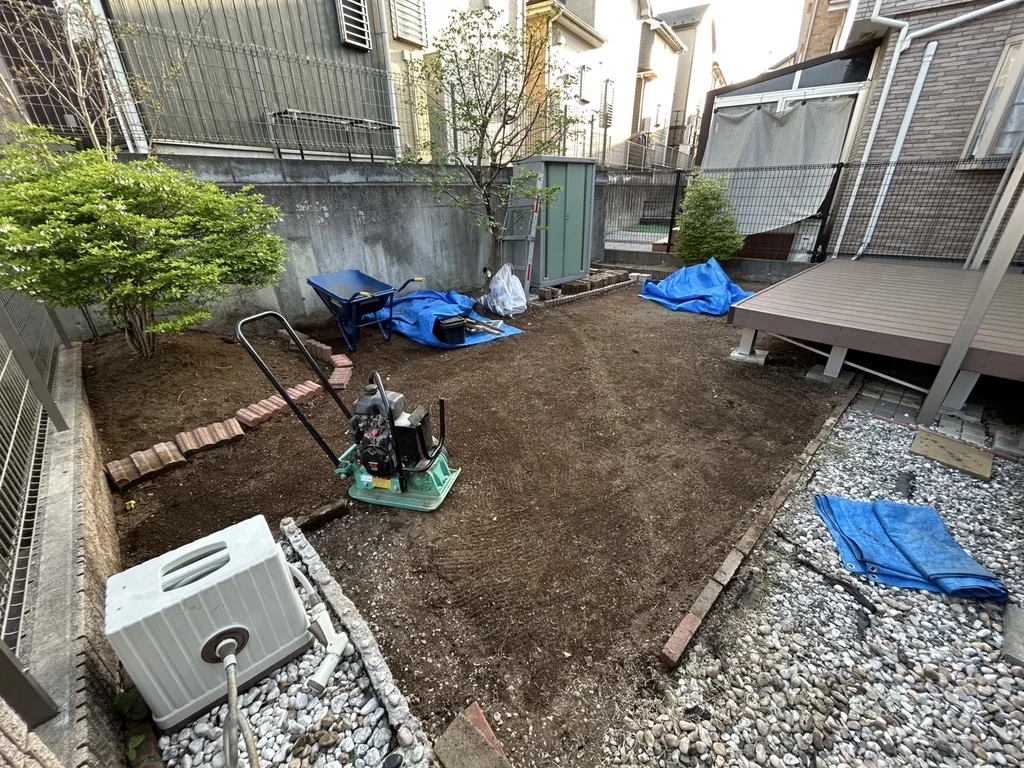 荒れた庭を人工芝に Before